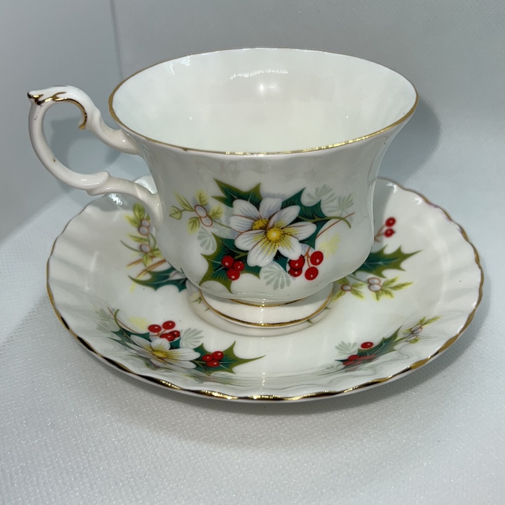 ROYAL ALBERT POINSETTIA FOOTED CUP AND SAUCER BONE CHINA ENGLAND VINTAGE - Picture 8 of 8